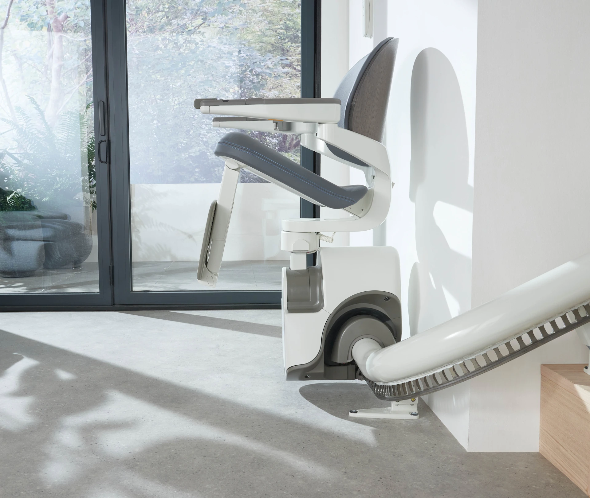 Flow X space saving design - folding chair image 3