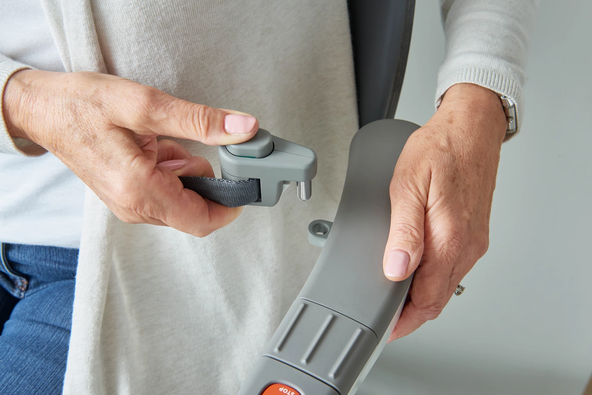 Flow X one handed seatbelt system